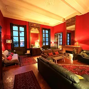 Palais Des Papes: Historic Mansion With Free Nearby Parking Apartment